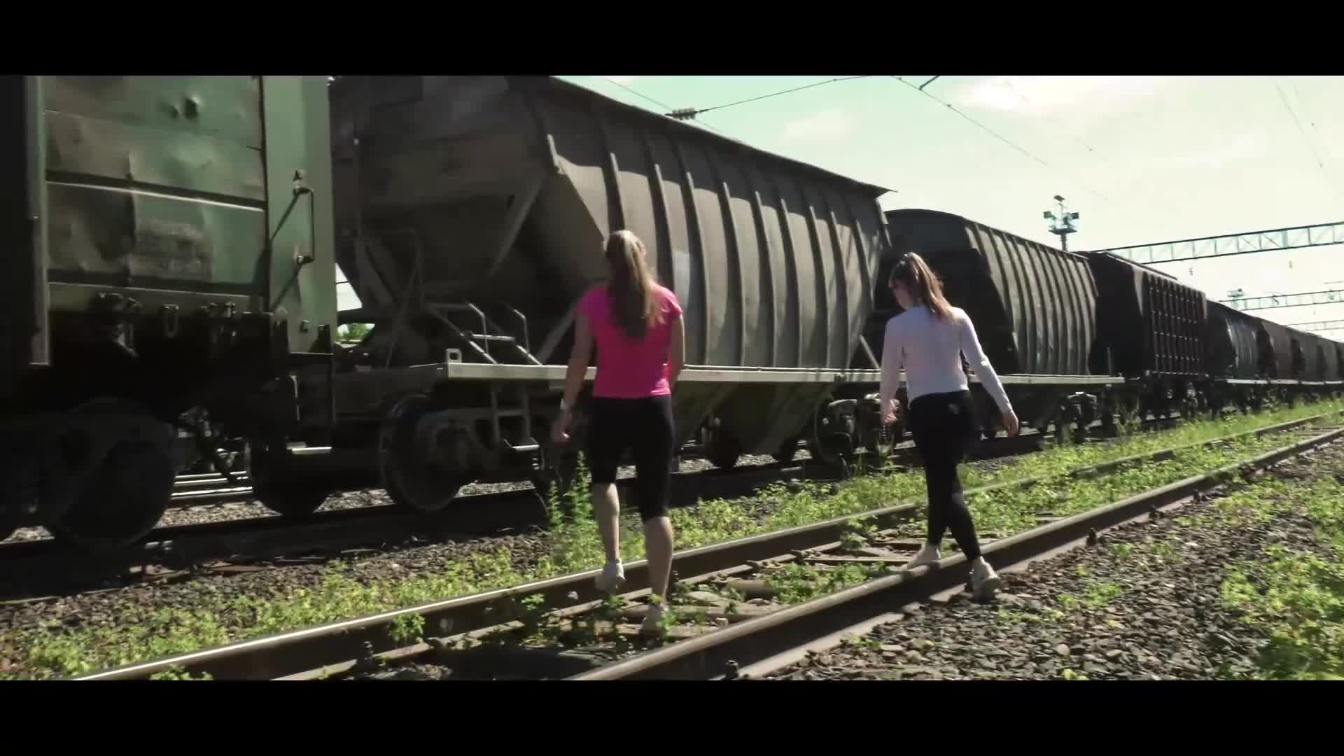 Парня зацепера ударило током электроугли. Givozdi na vagonkix. В оренбурге парень залез на вагон поезда. Мальчика ударило током на железной дороге. Подростка ударило током на крыше поезда.